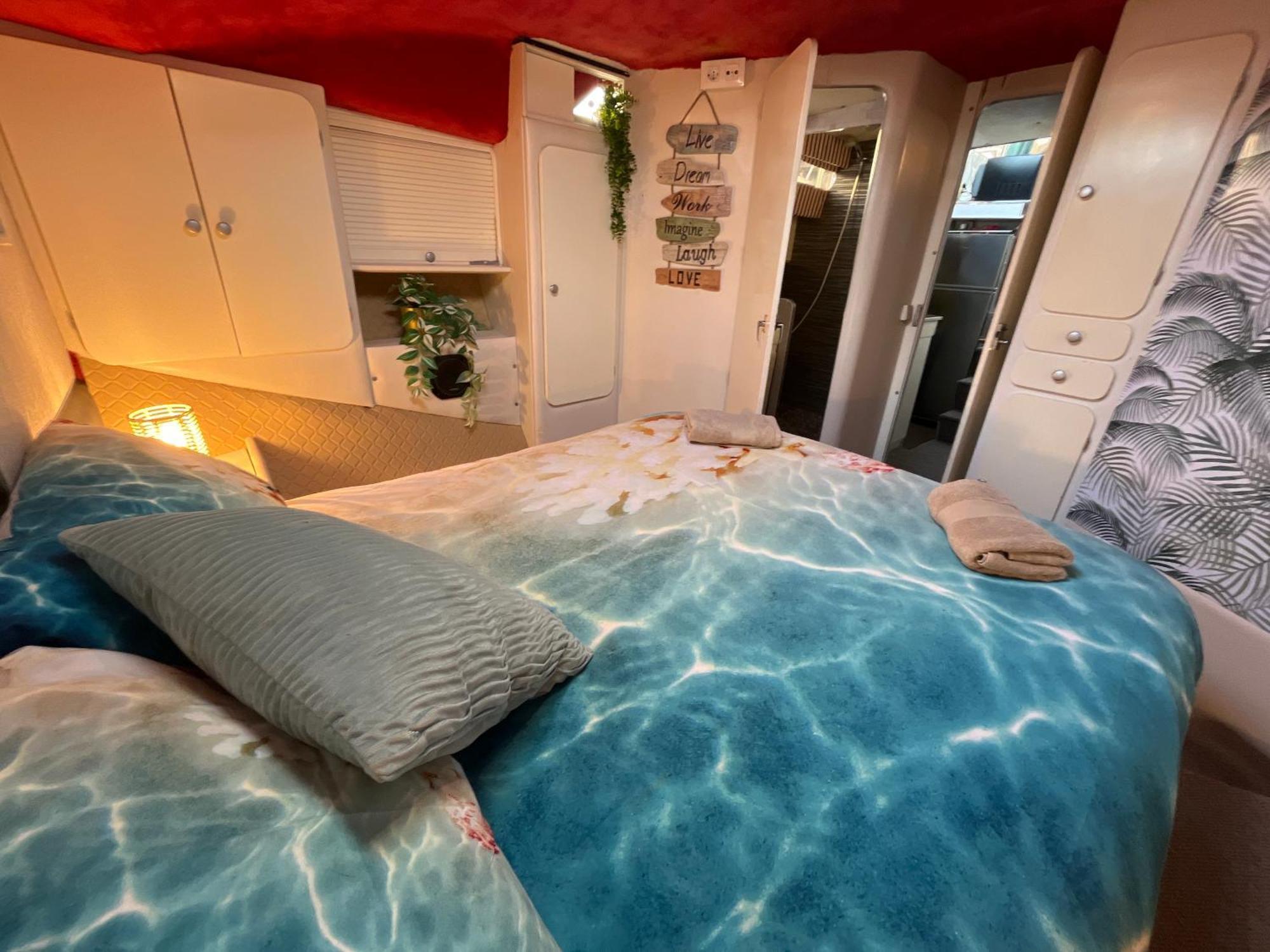 Beautiful And Comfy Boat In Barcelona With Boat Tour Option Hotell Exteriör bild
